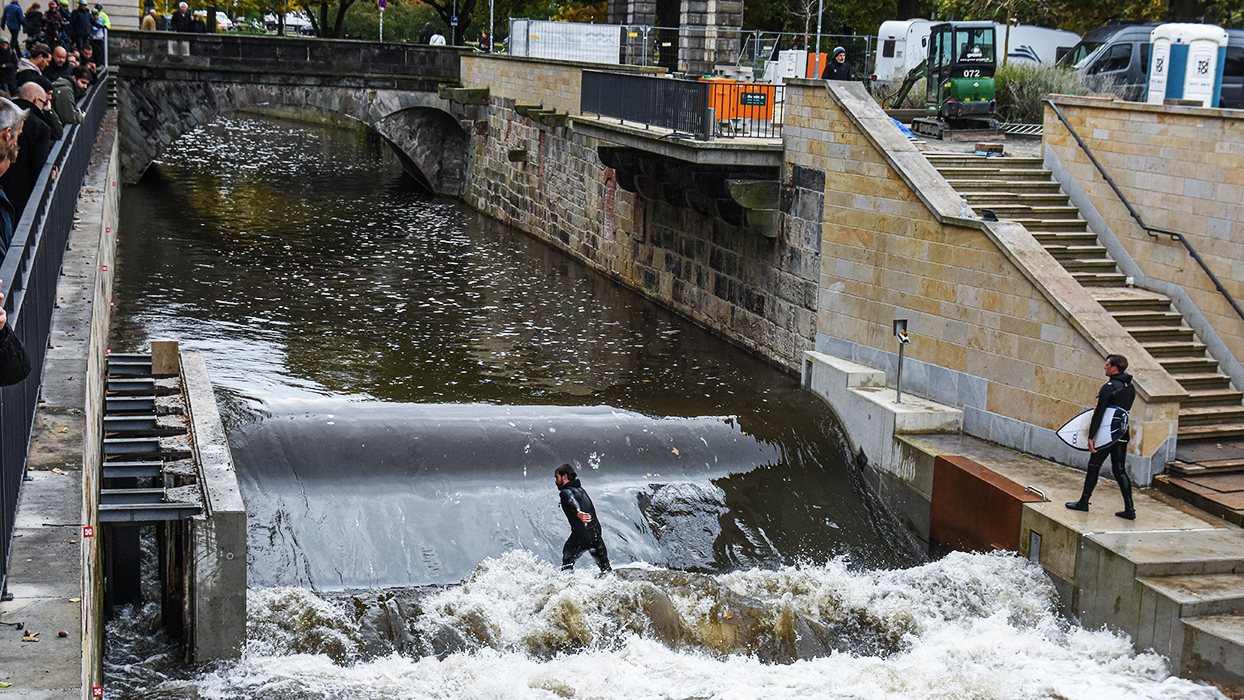 Surfer steht auf der Leinewelle in Hannover.
