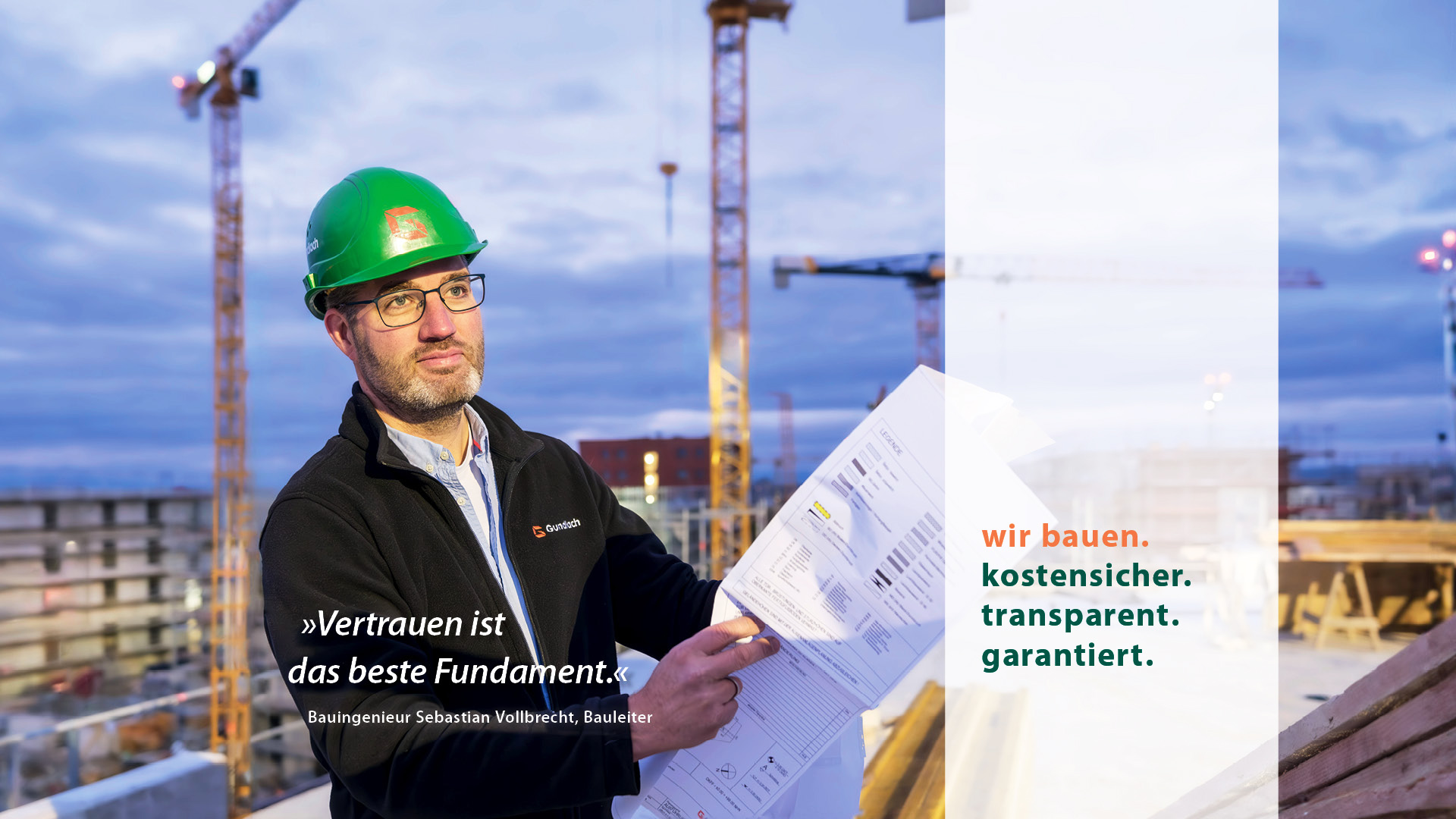 Wir bauen: Kostensicher. Transparent. Garantiert. Gundlach Bauleitung aus unserem Bauunternehmen auf einer Baustelle. Krane im Hintergrund. Schritzug rechts: "wir bauen. kostensicher. transparent. garantiert."
