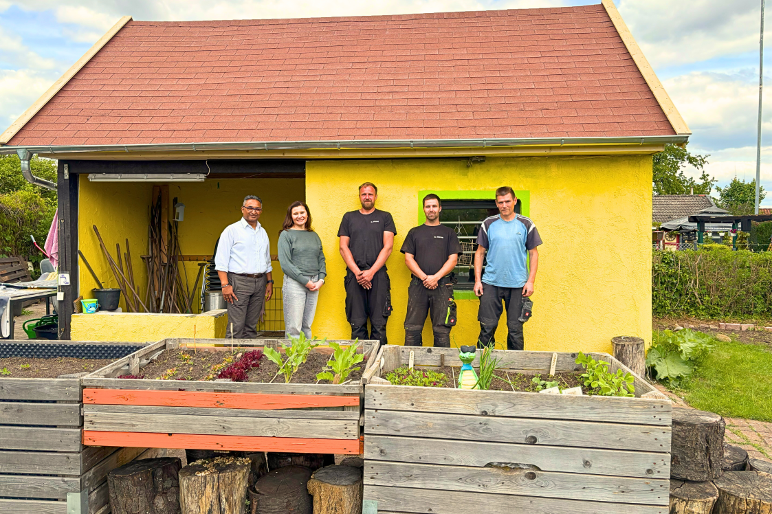 Jayantha Ratnasiri und Sandy Slaby (Gundlach) und das Dasi-Team nach getaner Arbeit.