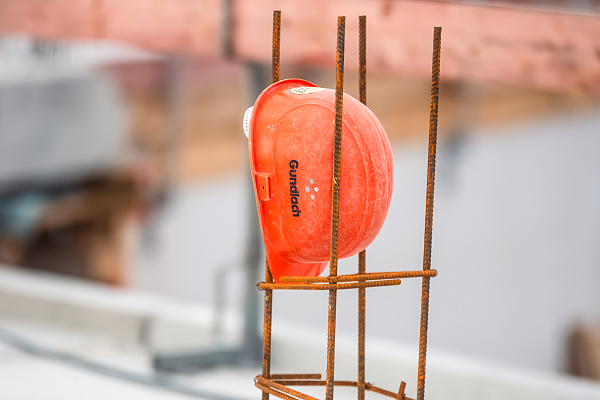 Gundlach-Bauhelm auf einer Baustelle.