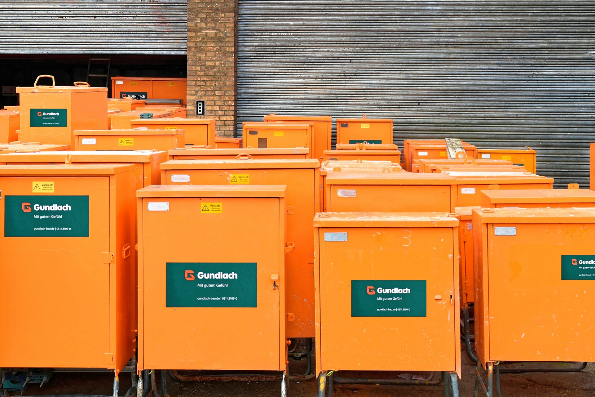 Baustelleneinrichtung: Unsere orangenen Stromkästen für Baustellen in Hannover.
