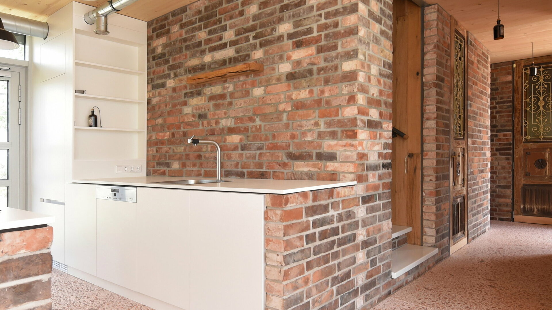 Die Ziegelsteine in der Wohnküche stammen aus einem alten Bauernhaus.