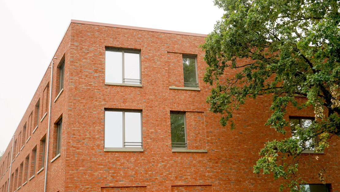 Gewerbebau Schornsteinfegerschule mit rot-braunen Klinker