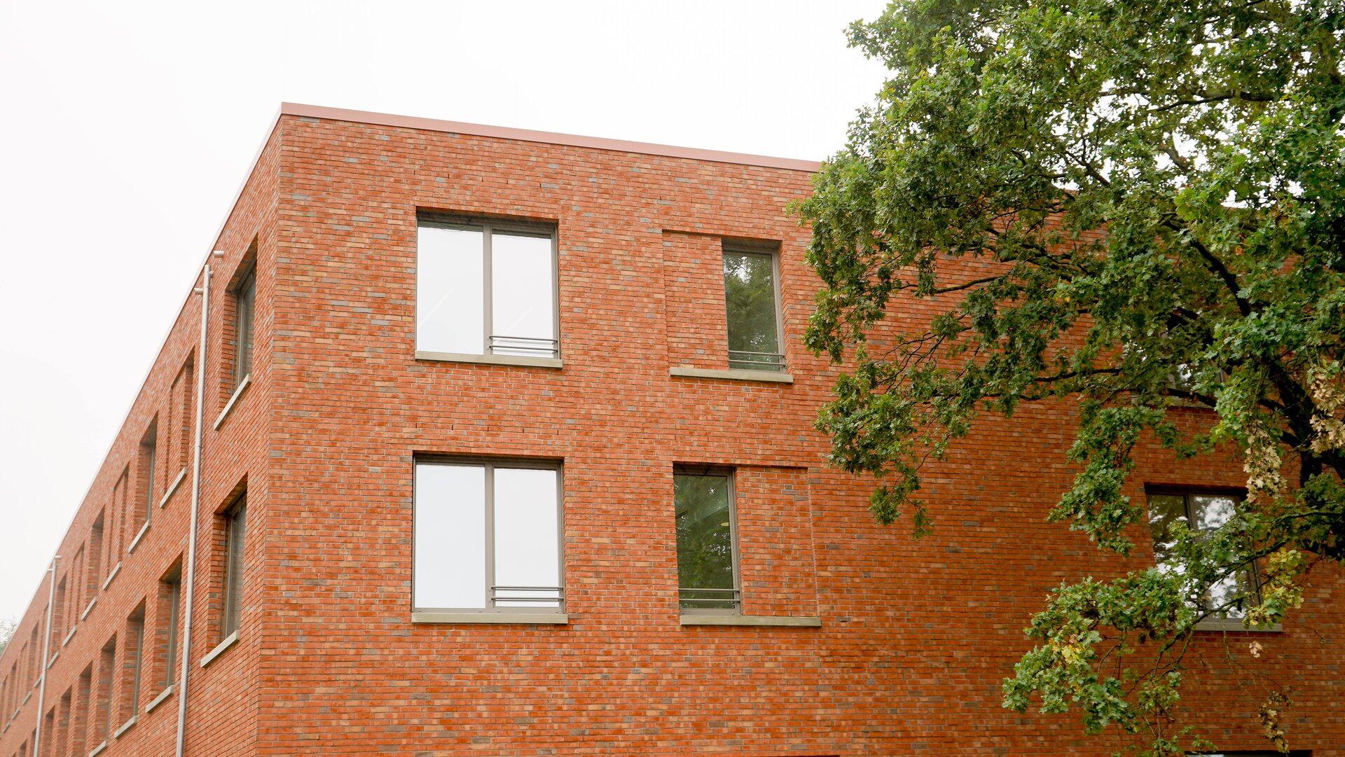 Fotoaufnahme des rot-braunen Klinkers der Schornsteinfegerschule in Hannover. Erbaut durch das Bauunternehmen Gundlach