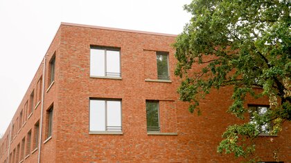 Fotoaufnahme des rot-braunen Klinkers der Schornsteinfegerschule in Hannover. Erbaut durch das Bauunternehmen Gundlach