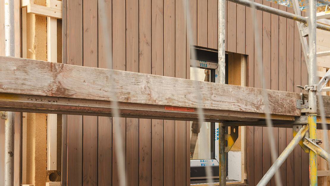 Die Holzfassade auf der Baustelle am Laheglück.