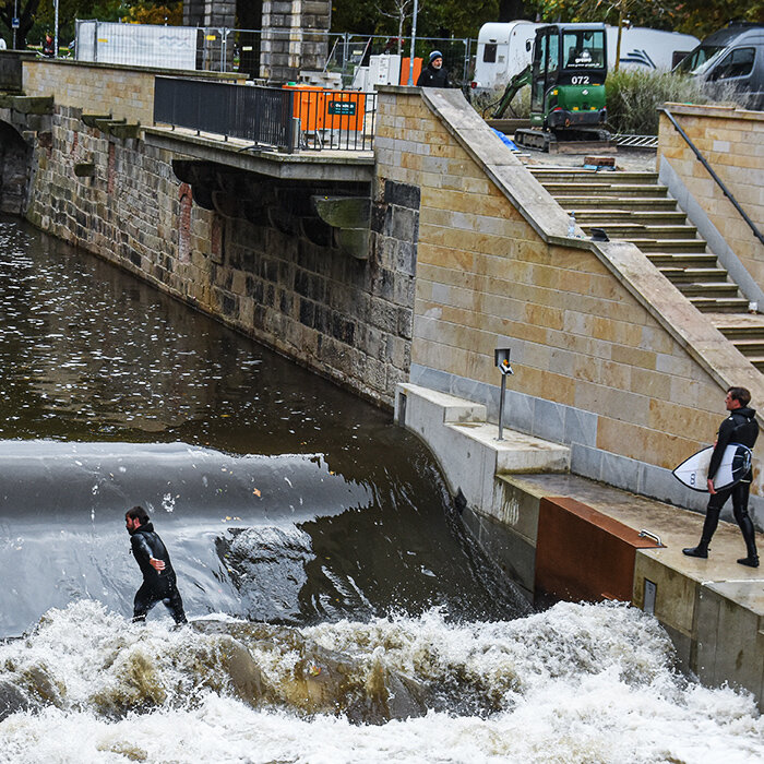 Surfer steht auf der Leinewelle in Hannover.