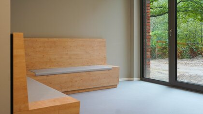 Fotoaufnahme Aufenthalsbereich Schornsteinfegerschule - Gundlach Bauunternehmen