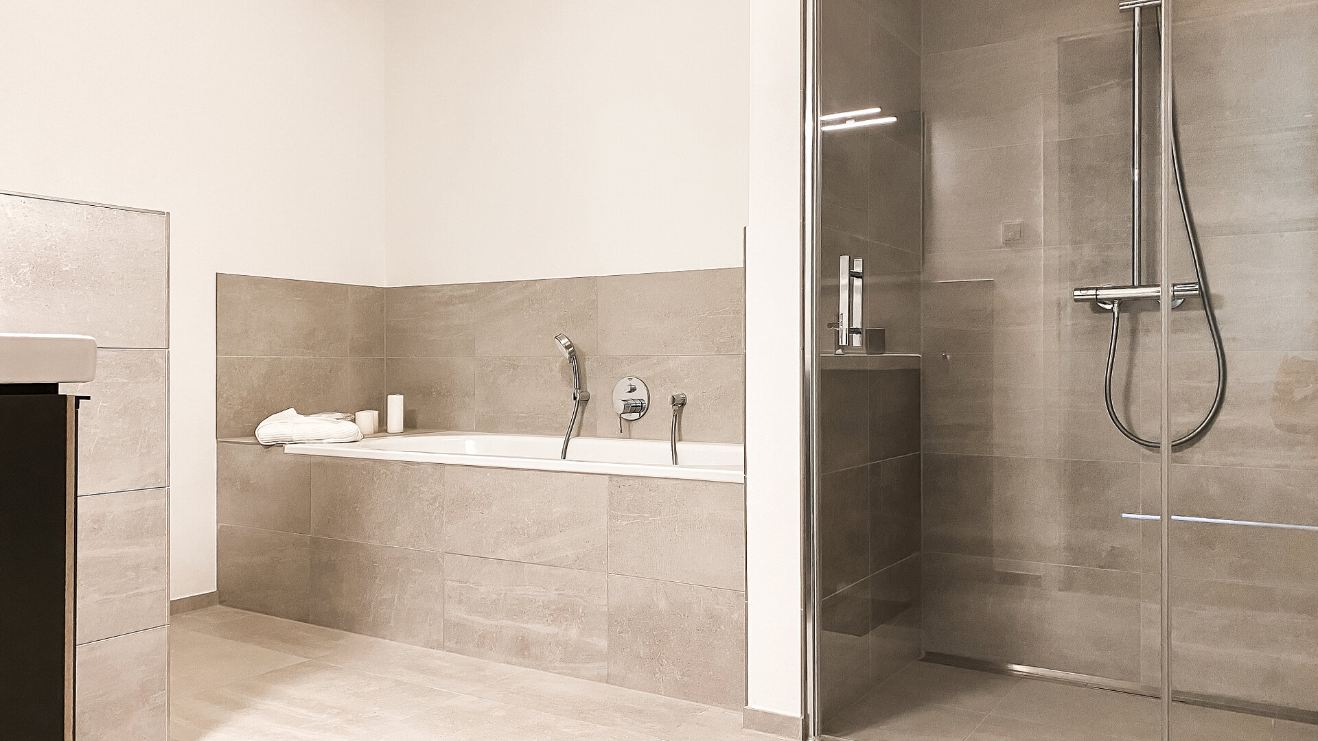 Badezimmer_Hannover-Bothfeld | bezugsfertige 2‑Zimmer‑Eigentumswohnung mit eigenem Gartenanteil 