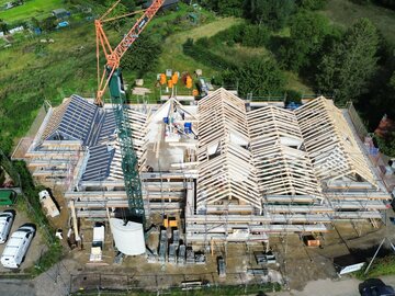 Bau einer Kita in Stadthagen. Im Bild ist der Rohbau zu sehen. Unser Bauunternehmen für Hochbau errichtet die Kita in Holzhybridbauweise