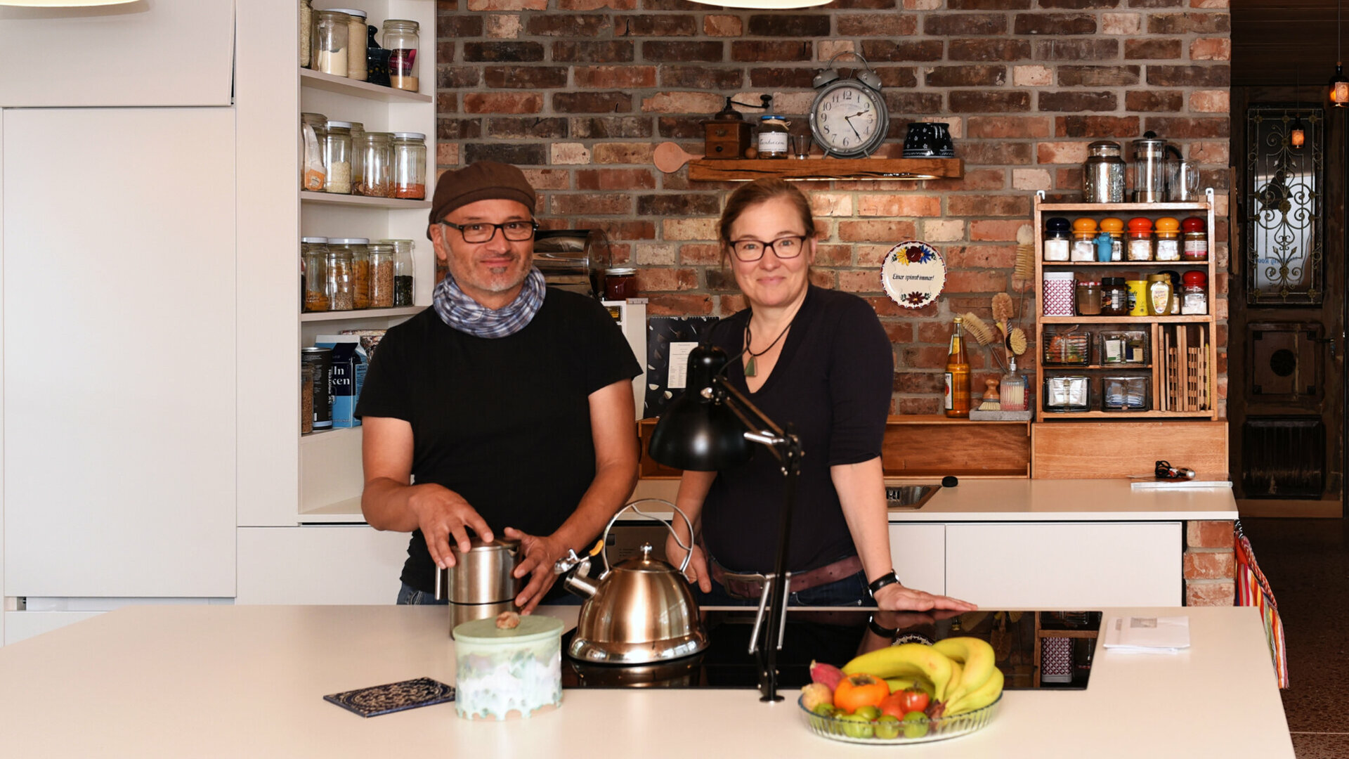 Die Mieter-Familie - hier in der Wohnküche - lebt seit 2019 im Recyclinghaus. 