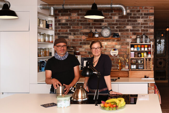 Die Mieter-Familie - hier in der Wohnküche - lebt seit 2019 im Recyclinghaus. 