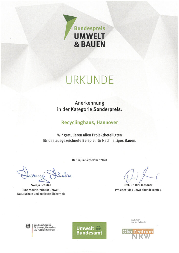Recyclinghaus am Kronsberg erhält Sonderpreis "UMWELT UND BAUEN" vom Bundesministerium für Umwelt, Naturschutz und nukleare Sicherheit (BMU) 