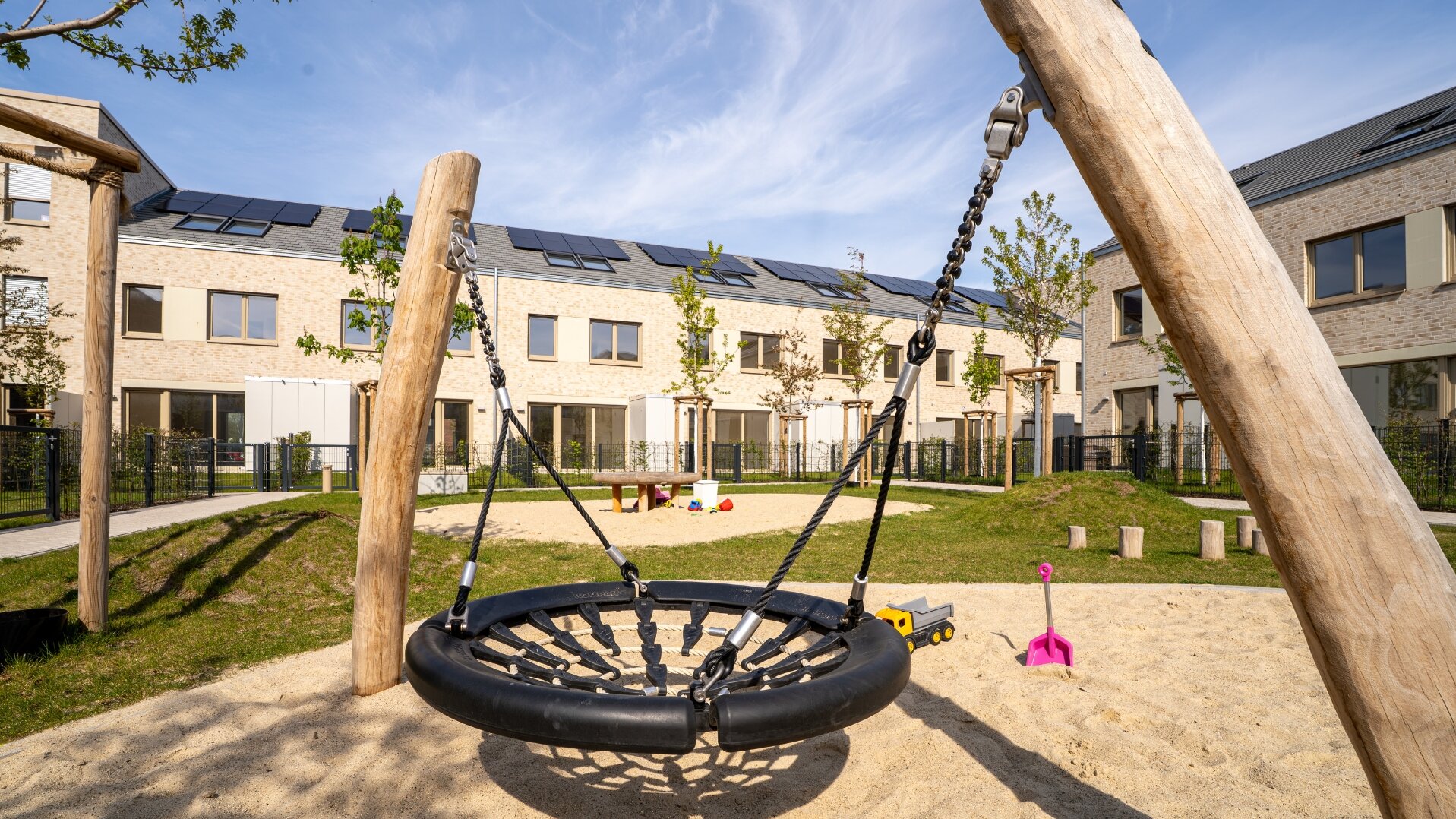 Schaukel und Spielplatz_Reihenhaus kaufen in Hannover-Misburg_Neubauimmobilie vom Gundlach Bauträger