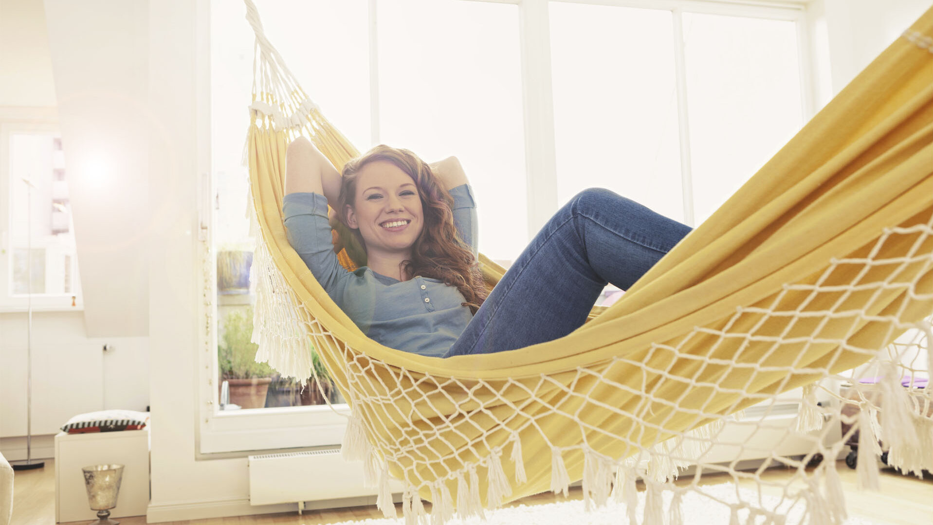 Entspannt Wohnung mieten: Frau in Hängematte