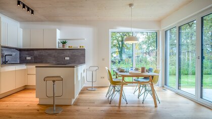 Kochen und Essen mit Blick in den Garten_Haus kaufen in Hannover_Laheglück_Kfw40-Haus in Hannover-Lahe_Gundlach Bauträger