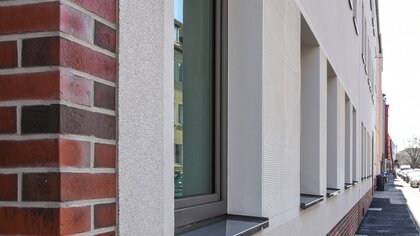 Fassadensanierung Hagenstraße: Roter Klinger mit weißen Akzenten