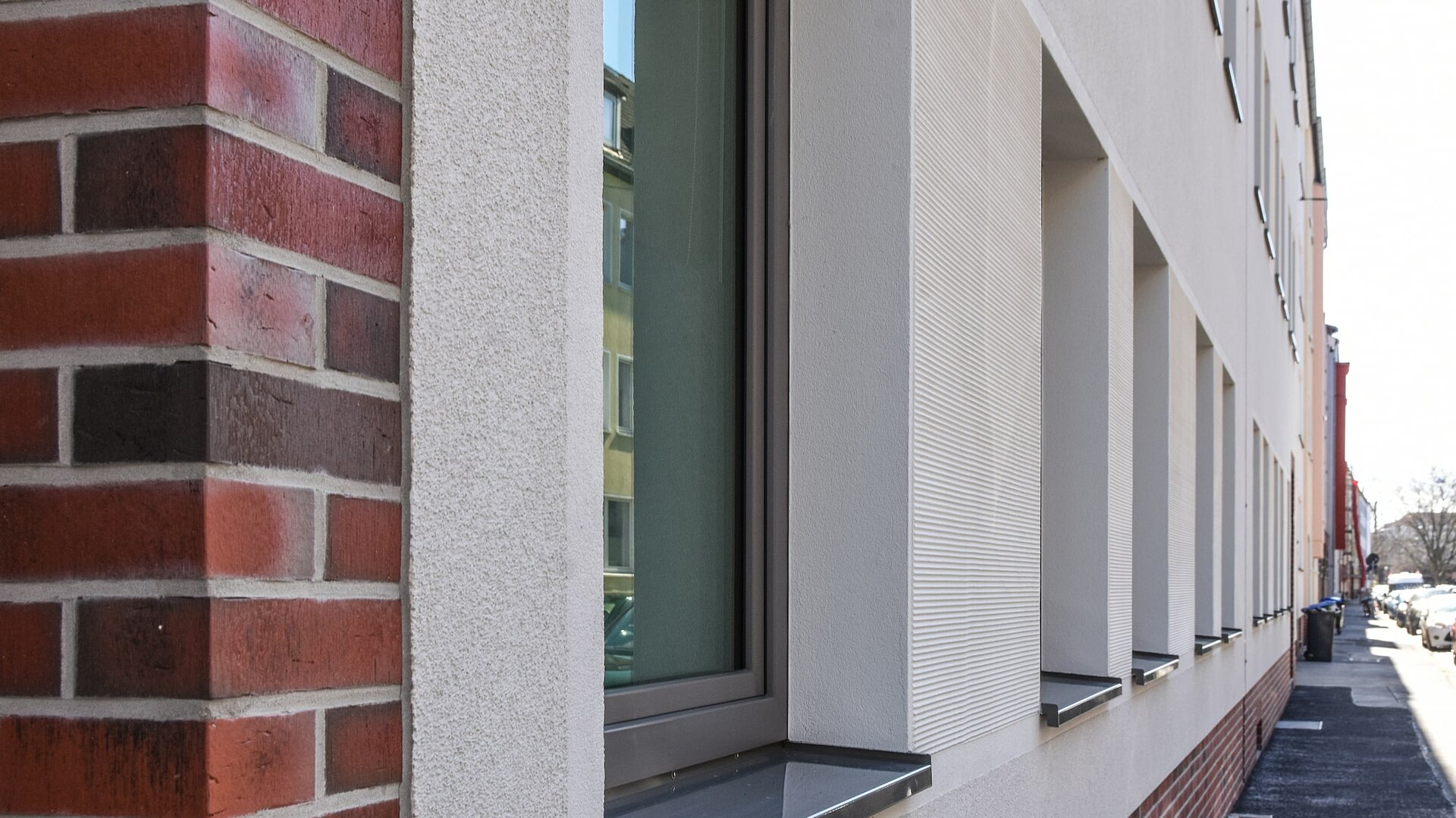 Fassadensanierung Hagenstraße: Roter Klinger mit weißen Akzenten