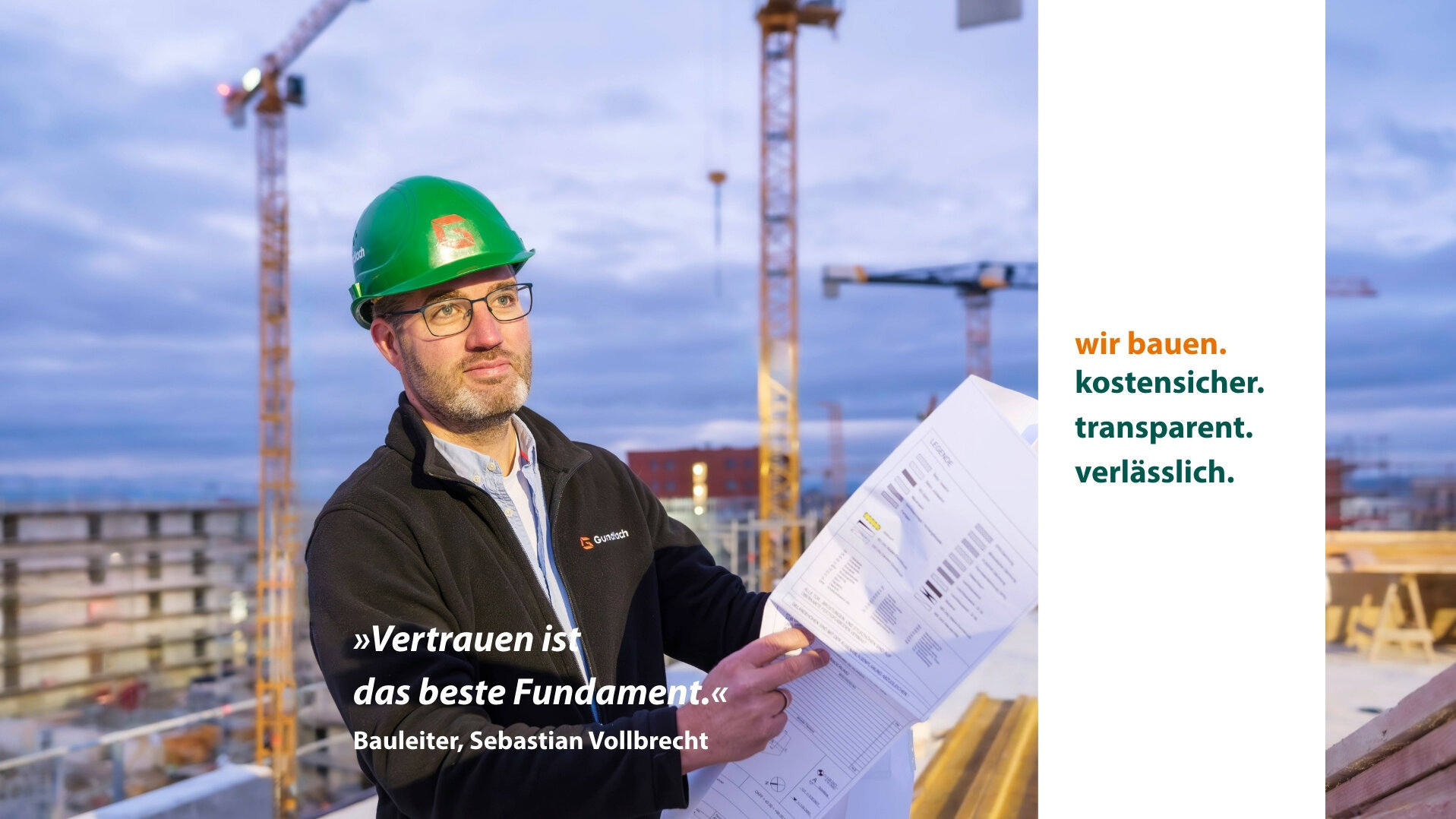Ein Bauleiter mit grünem Schutzhelm hält auf einer Baustelle mit Kränen Dokumente in der Hand, daneben steht ein Text, der für „Generalunternehmen Hannover“ als vertrauenswürdigen und zuverlässigen Partner im Bauwesen wirbt.