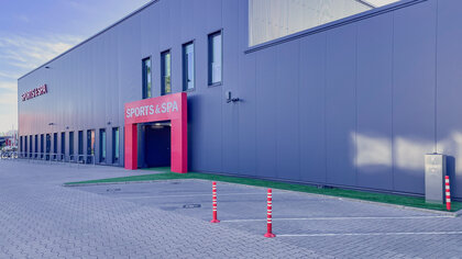 Außenansicht des Sports & Spa in der Südstadt. Das Bauunternehmen Gundlach errichtete dieses Fitnessstudio mit glatter schwarzer Fassade.