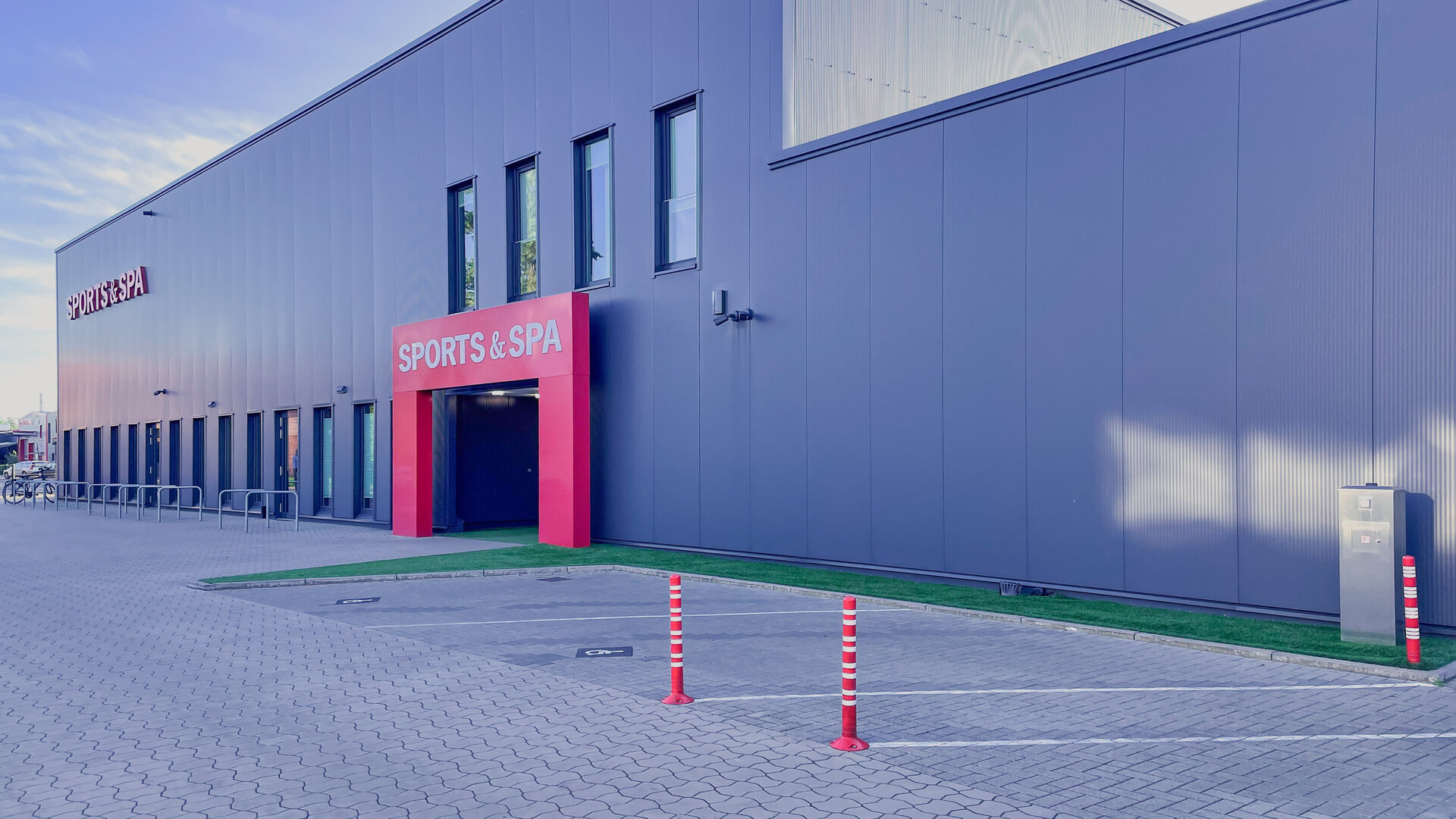 Außenansicht des Sports & Spa in der Südstadt. Das Bauunternehmen Gundlach errichtete dieses Fitnessstudio mit glatter schwarzer Fassade.