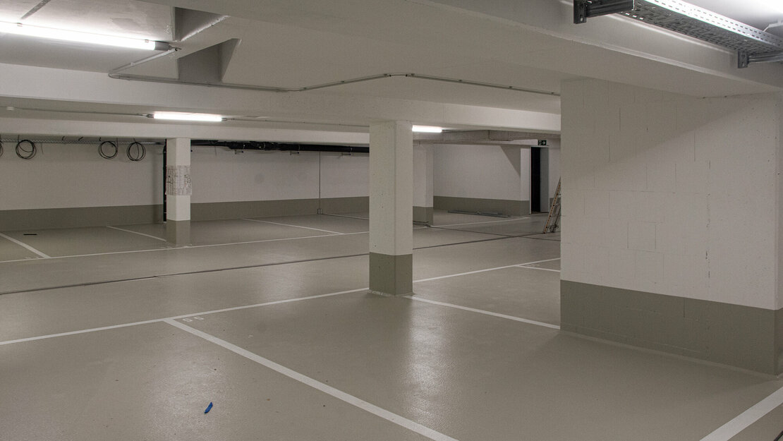 Über einen Pkw-Aufzug gelangen Sie mit Ihrem Fahrzeug zur Tiefgarage im "mitteNgrün"