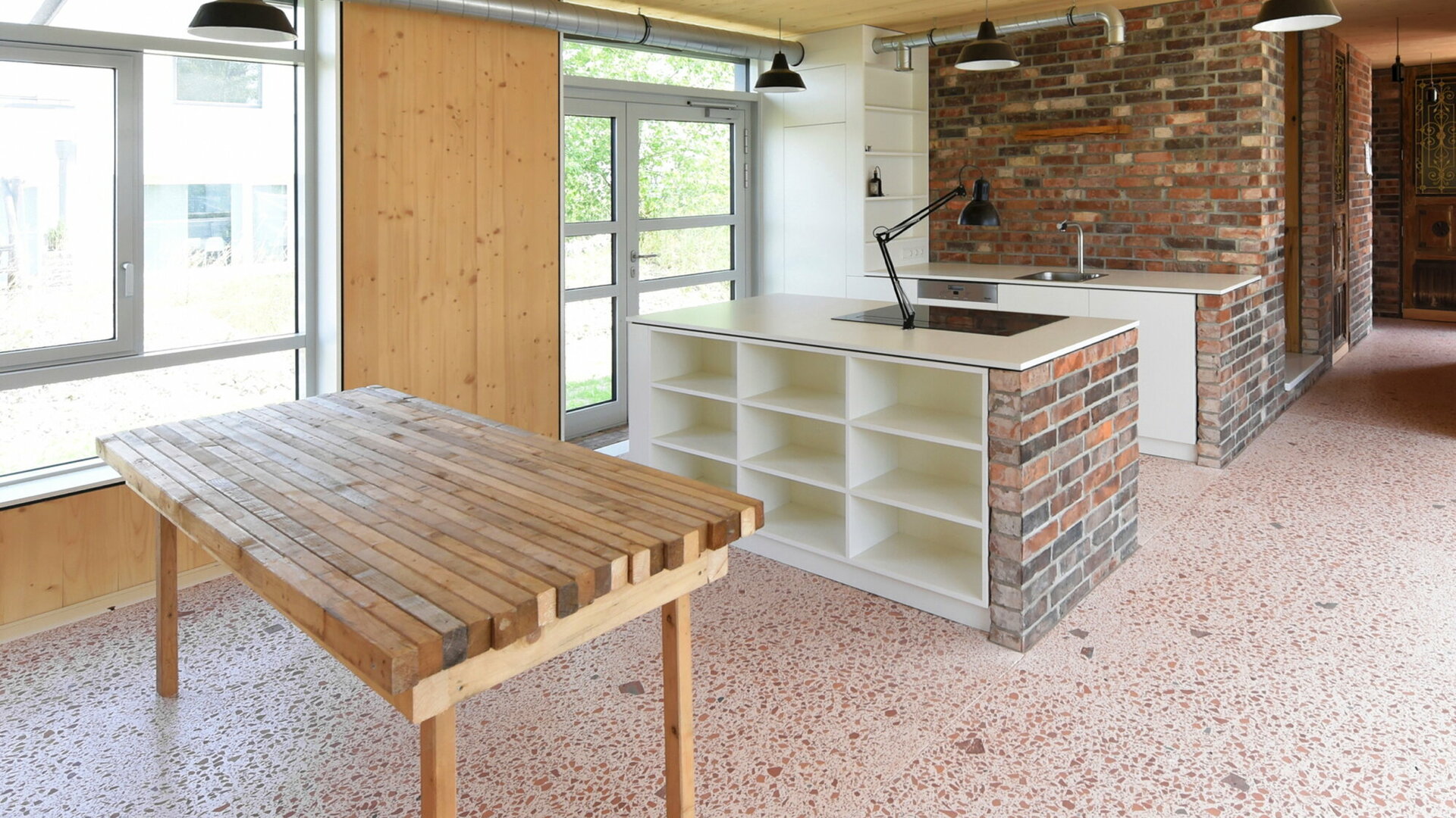 Die Ziegelsteine in der Wohnküche stammen aus einem alten Bauernhaus.