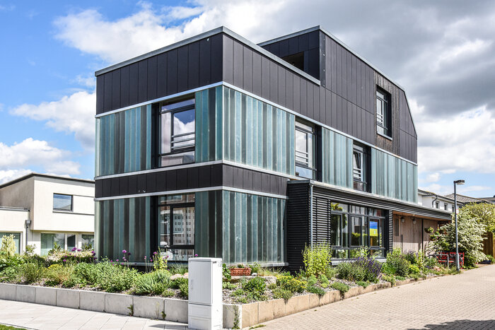 Im Garten wachsen die Pflanzen: Das Recyclinghaus im Mai 2023.