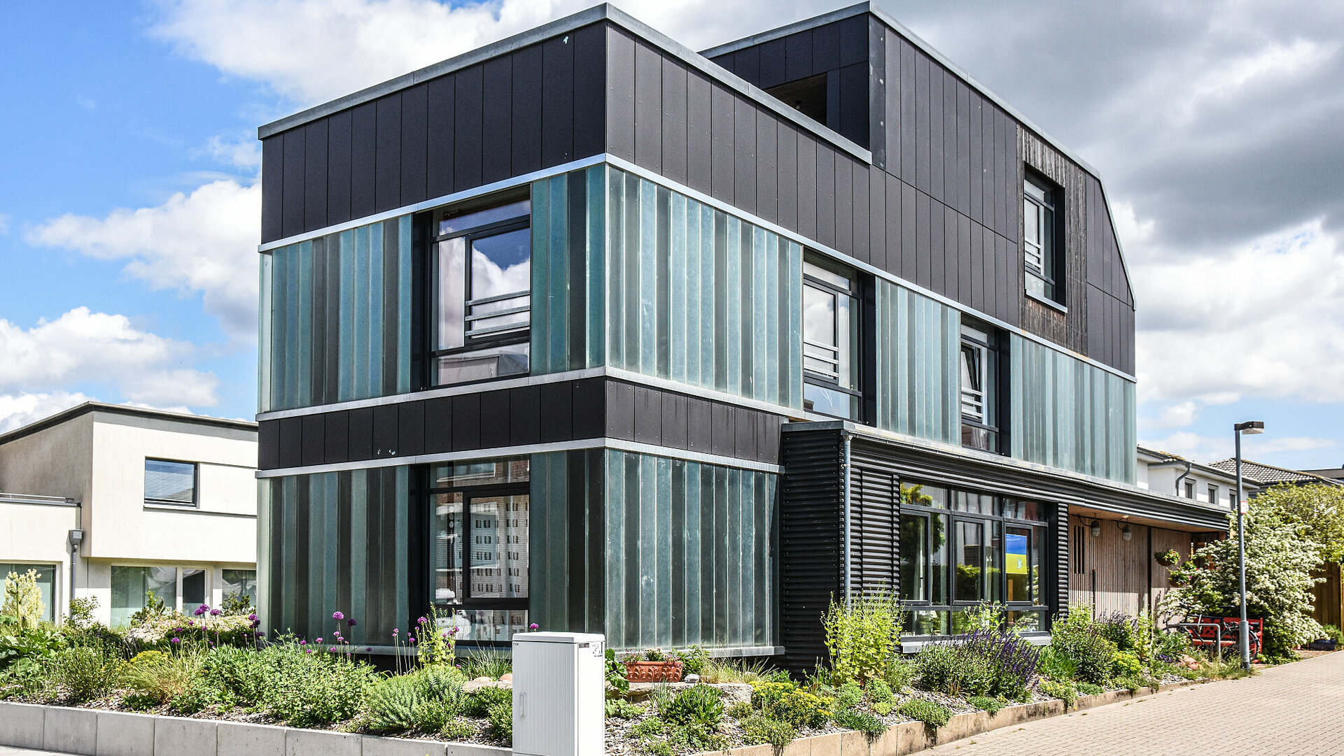 Im Garten wachsen die Pflanzen: Das Recyclinghaus im Mai 2023.