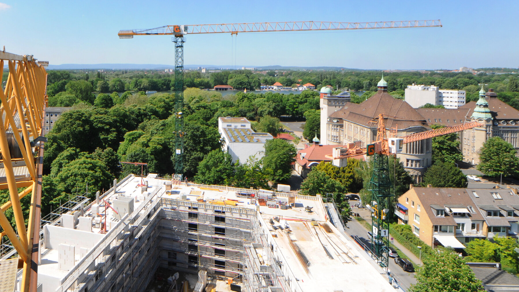 Gundlach Bauunternehmen Hannover baut am Altenbekener Damm. Gebäude im Bau - Rohbau. Im Hintergrund stehen drei Krane.