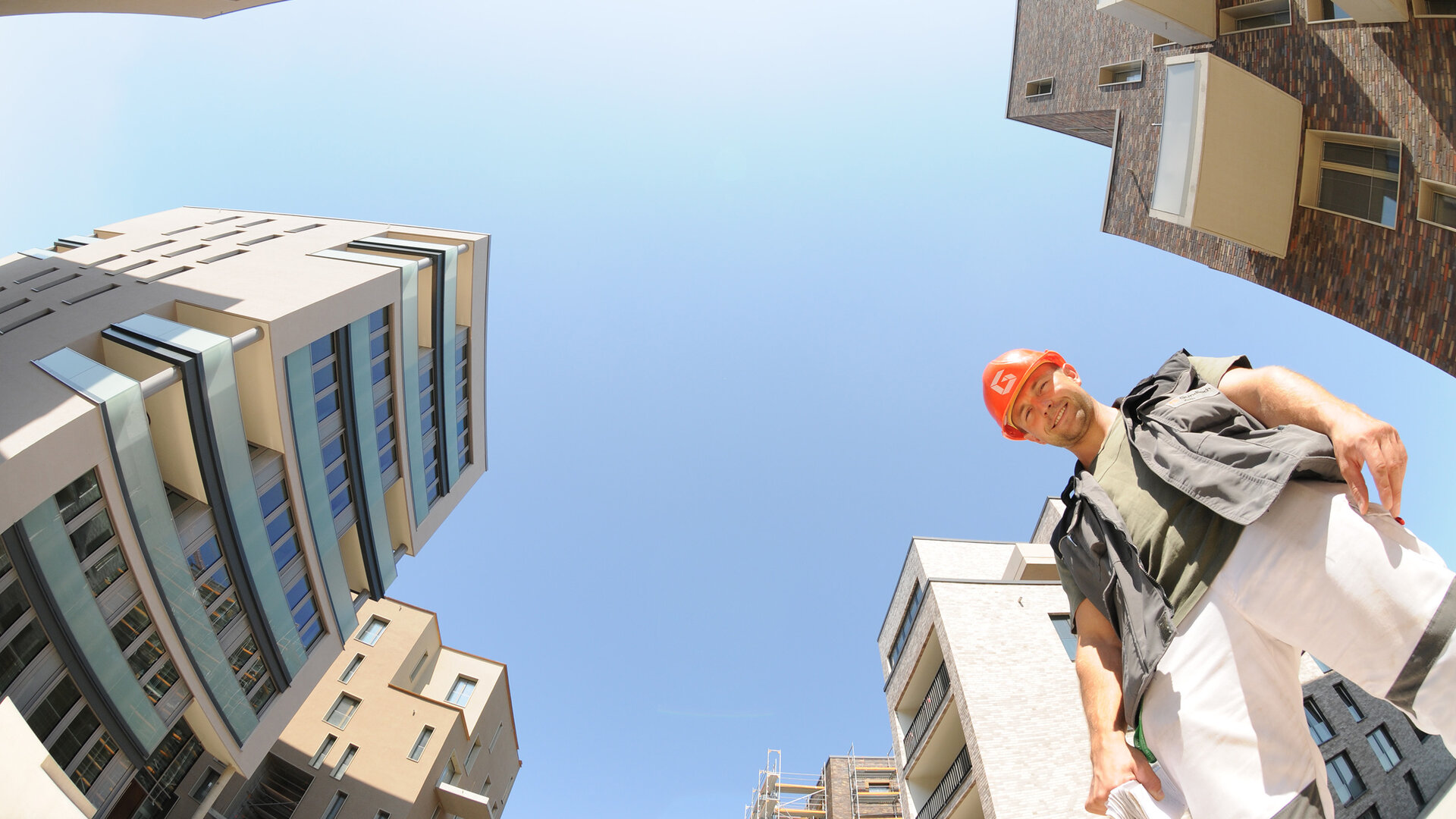 Mitarbeiter im Wonungsneubau VIER. Perspektive von unten.