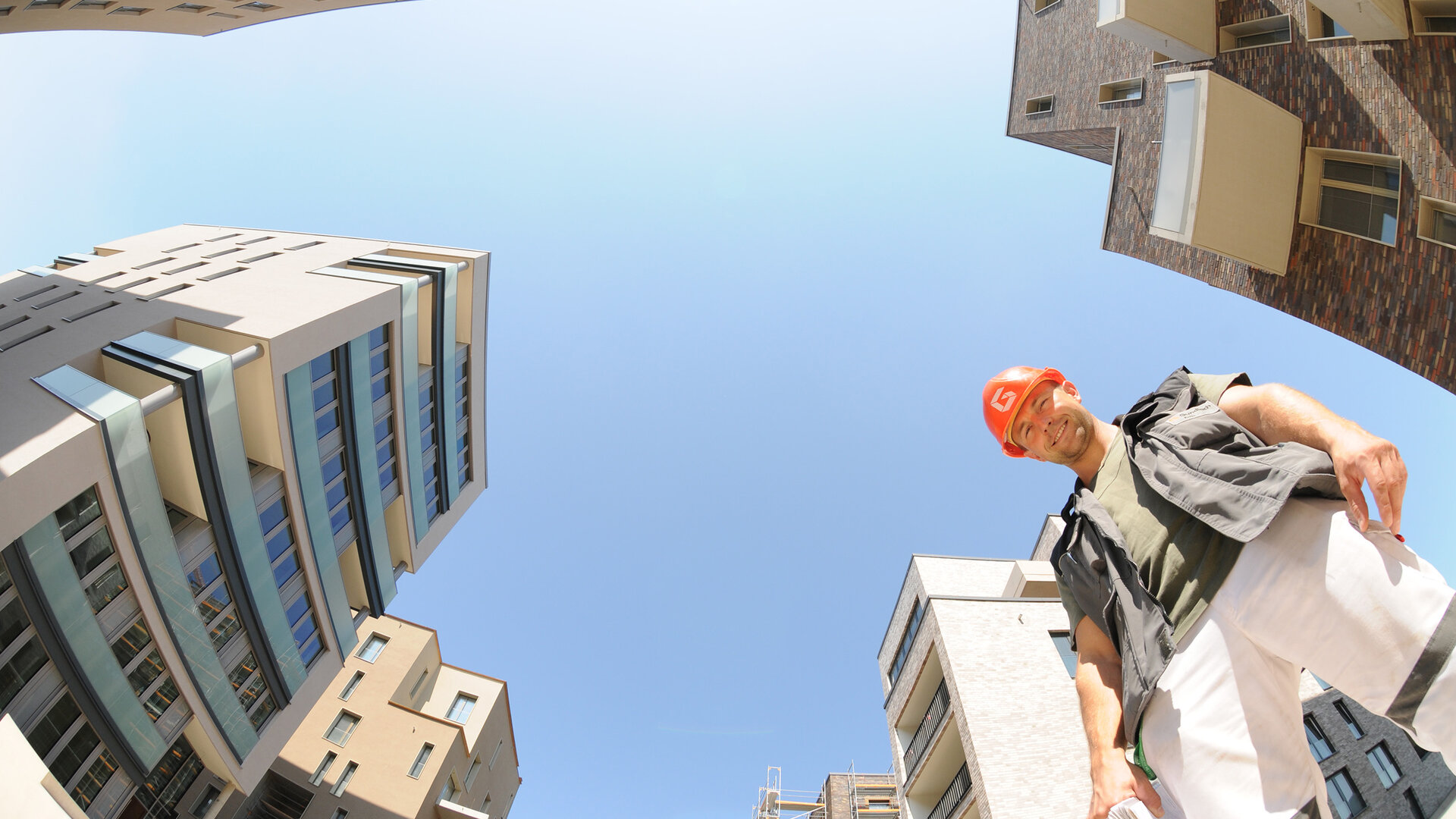 Mitarbeiter im Wonungsneubau VIER. Perspektive von unten.