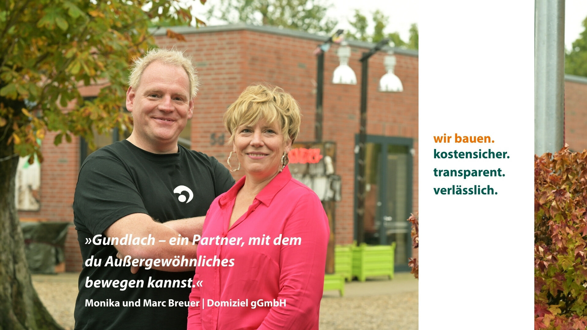 Ein lächelnder Mann und eine lächelnde Frau stehen draußen vor einem Backsteingebäude. Es sind Kunden des Bauunternehmen Gundlach aus Hannover. Das Bild enthält Zitate und das Firmenlogo von Gundlach und hebt das Bauunternehmen Gewerbebau Hannover für seine Zuverlässigkeit und starke Partnerschaft hervor.  Im Bild steht das Zitat: "Gundlach ein Partner mit dem du Außergewöhnliches bewegen kannst." 