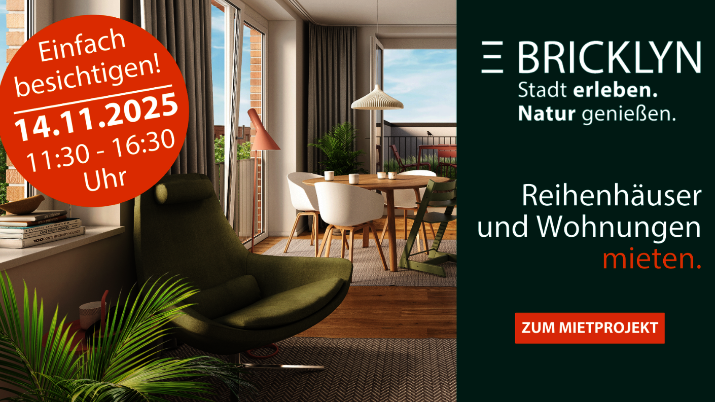Modern eingerichtetes Wohnzimmer mit grünen Sesseln, Esstisch und hellem Holzboden. Große Fenster mit Blick ins Grüne. Overlay zeigt orange Kreis mit Text 'Einfach besichtigen! 14.11.2025, 11:30-16:30 Uhr' und grünes Banner mit 'BRICKLYN - Stadt erleben.