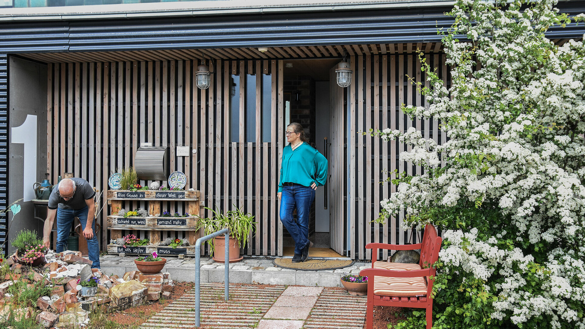 Die Mieter:innen kümmern sich um den Garten am Recyclinghaus. Die stylischen Holzbretter waren einst mal in einer Sauna angebracht.