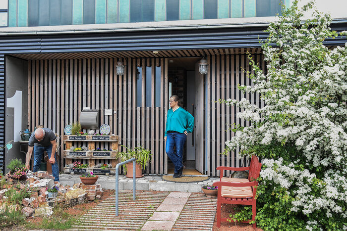 Die Mieter:innen kümmern sich um den Garten am Recyclinghaus. Die stylischen Holzbretter waren einst mal in einer Sauna angebracht.