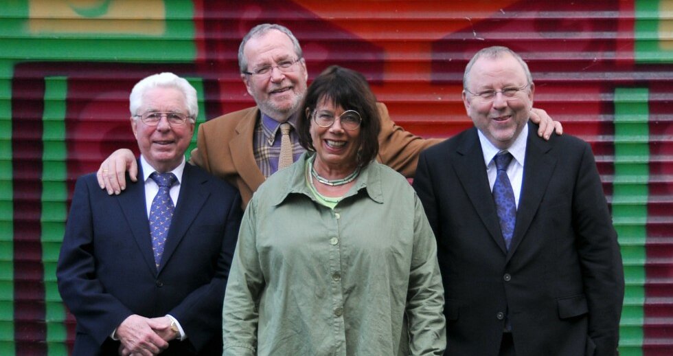  Im Bild von links nach rechts der Stiftungsvorstand: Robert Ziemann, Prof. Dr. Peter Hansen, Professor em. Dr. Dr. h.c. Ursula Hansen und Geschäftsführender Vorstand Hans-Jürgen Ziegenbein. 