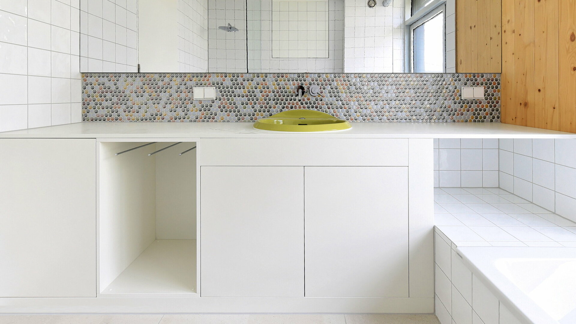 Viele Schränke im Bau sind zuvor im Messebau eingesetzt worden. Das Waschbecken lag gebraucht bei der Bauteilbörse in Hannover.