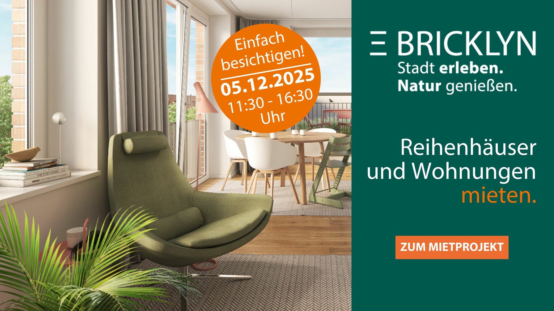 Modern eingerichtetes Wohnzimmer mit grünen Sesseln, Esstisch und hellem Holzboden. Große Fenster mit Blick ins Grüne. Overlay zeigt orange Kreis mit Text 'Einfach besichtigen! 28.11.2025, 11:30-16:30 Uhr' und grünes Banner mit 'BRICKLYN - Stadt erleben.