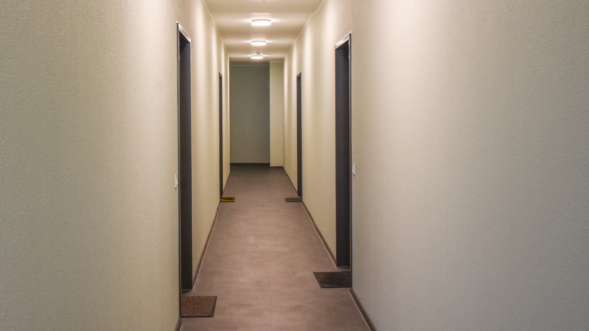 Innenaufnahme Hagenstraße. Heller Flur und brauner Bodenbelag