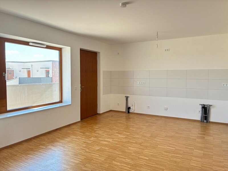 Wohnzimmer mit offener Küche