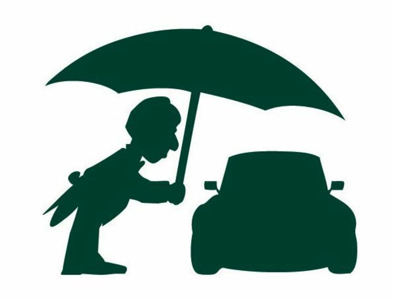 Mann schützt Auto mit Schirm
