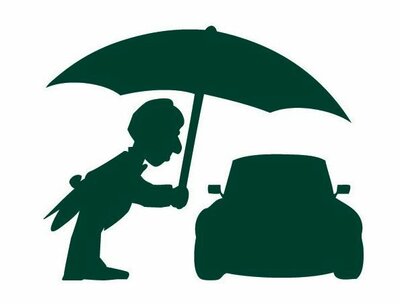 Mann schützt Auto mit Schirm