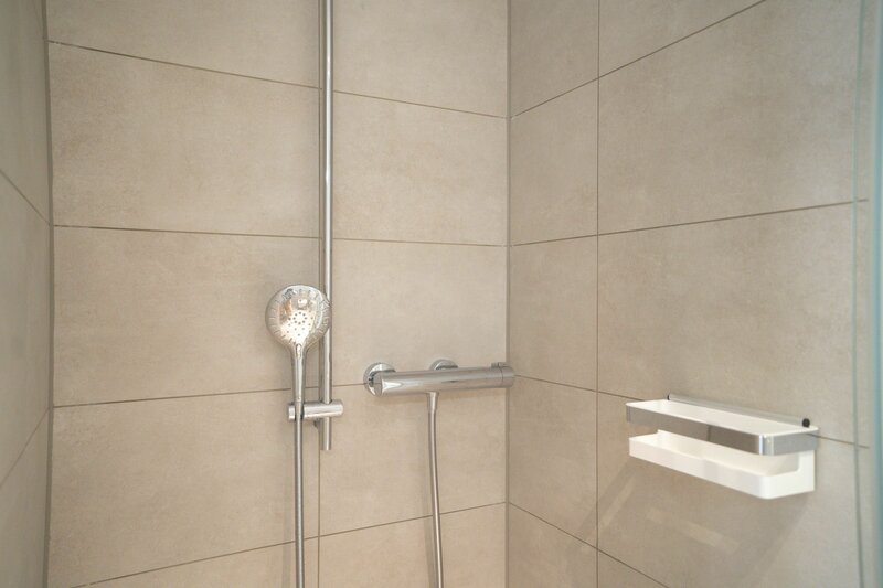 Moderne Dusche mit Fliesen