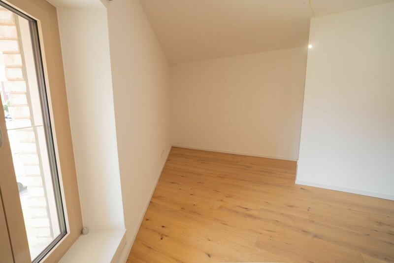 Helles Zimmer mit Holzfußboden