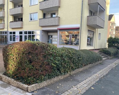 Wohngebäude mit Hecke