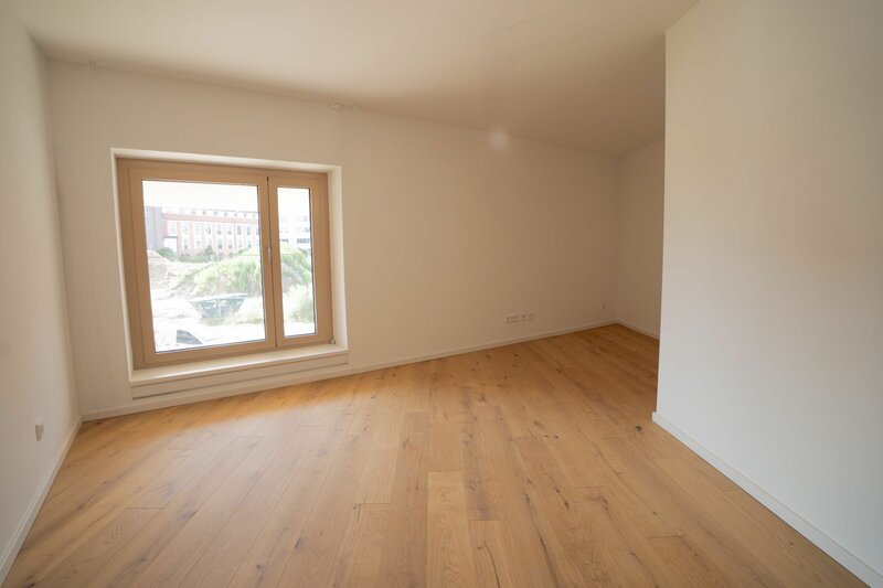 Helles Zimmer mit Holzboden