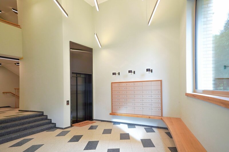 Modernes Foyer mit Briefkästen
