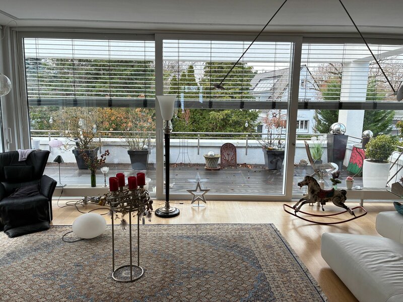 Wohnzimmer mit Terrassenblick