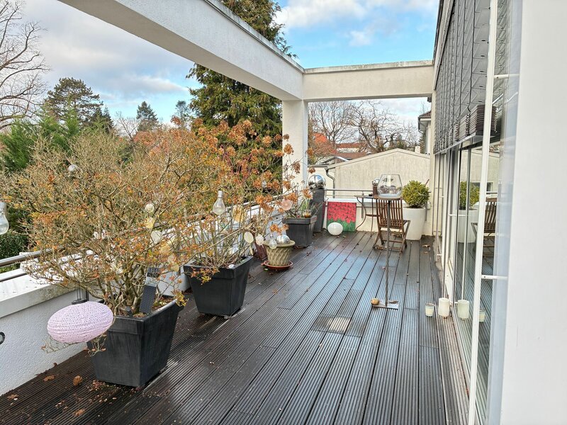 Große Terrasse mit Pflanzen